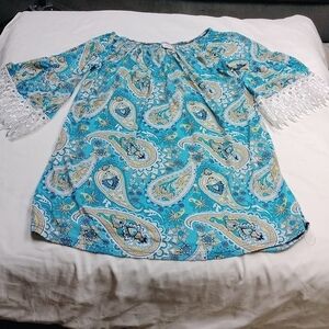 WinWin women's L/XL scooped collared top with flared lacy 3/4 sleeved cuffs